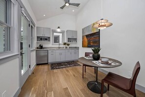 Kühlschrank, Mikrowelle, Wasserkocher mit Kaffee-/Teezubehör, Toaster