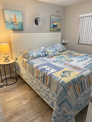 3 habitaciones, escritorio y tabla de planchar con plancha 