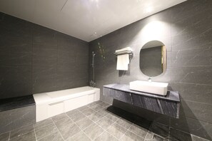 Free toiletries, hair dryer, bathrobes, slippers - Hotel LeeSunDeok (Busan)