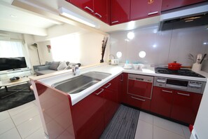 Apartment (1101) | Private kitchenette | Fridge, microwave, stovetop, cookware/dishes/utensils - MELL-THEATE Nibiironokaze (Osaka)