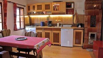 Een koelkast, een magnetron, een kookplaat