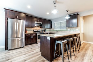 Fridge, microwave, oven, stovetop - Coastal Home Perfect for Large Families and Groups of Friends (Oceanside)