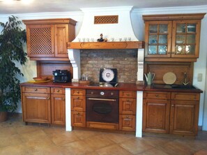 Kjøleskap, ovn, oppvaskmaskin og brødrister