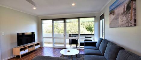 Een smart-tv en een dvd-speler