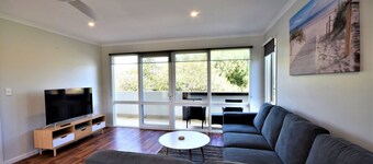 Esplanade Sophistication - Close to Town