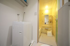 Apartment (402) | Badezimmer | Kostenlose Toilettenartikel, Haartrockner, Hausschuhe