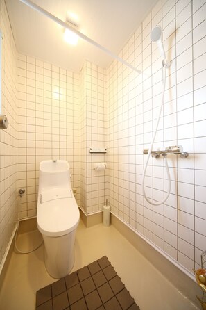 Apartment (701) | Bathroom | Free toiletries, hair dryer, slippers