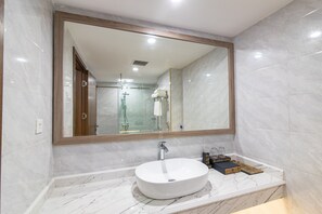 Monolocale Deluxe | Bagno | Doccia, doccia idromassaggio, set di cortesia gratuito, asciugacapelli