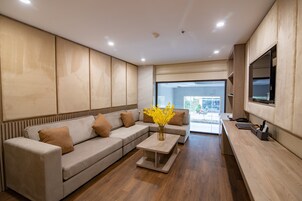 Deluxe Studio | Minibar, in-room safe, desk, laptop workspace