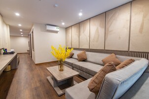 Deluxe Studio | Living area | 48-inch Smart TV with cable channels, TV