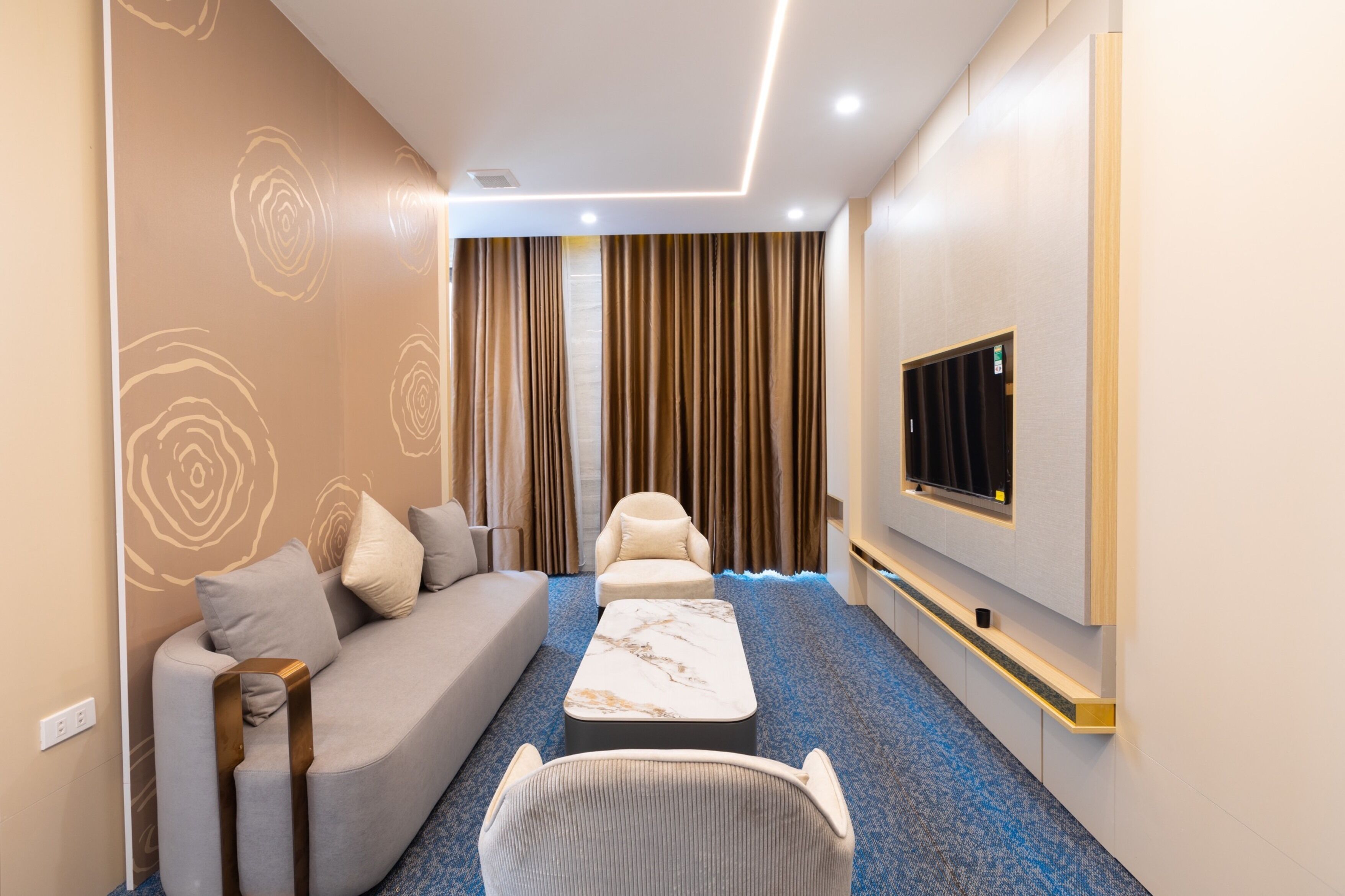 Minibar, in-room safe, desk, laptop workspace