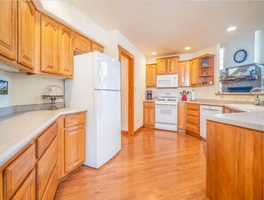 Jääkaappi, mikroaaltouuni, uuni, liesi