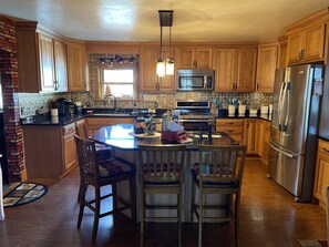 Fridge, microwave, oven, stovetop - Lickert Harder Or Knot Lodge (Graytown)