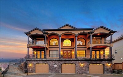 Spacious Villa with Indoor Sauna, Outdoor Hot tub, Mountain & Water views!