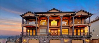 Spacious Villa with Indoor Sauna, Outdoor Hot tub, Mountain & Water views!