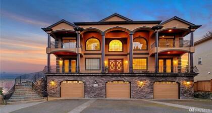 Spacious Villa with Indoor Sauna, Outdoor Hot tub, Mountain & Water views!