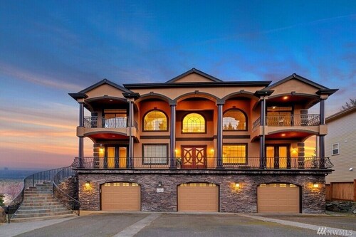 Spacious Villa with Indoor Sauna, Outdoor Hot tub, Mountain & Water views!