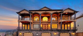 Spacious Villa with Indoor Sauna, Outdoor Hot tub, Mountain & Water views!