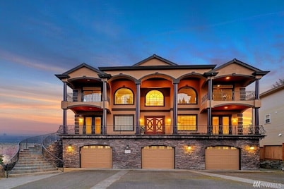 Spacious Villa with Indoor Sauna, Outdoor Hot tub, Mountain & Water views!