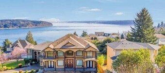 Spacious Villa with Indoor Sauna, Outdoor Hot tub, Mountain & Water views!