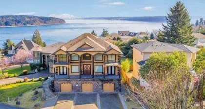 Spacious Villa with Indoor Sauna, Outdoor Hot tub, Mountain & Water views!