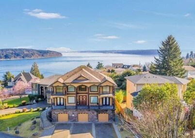 Spacious Villa with Indoor Sauna, Outdoor Hot tub, Mountain & Water views!
