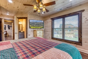 3 bedrooms, iron/ironing board, free WiFi, bed sheets - 3 king bed suites - 5 bath cabin - beautiful Smoky Mountain views no steep roads (Sevierville)