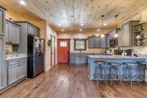 Fridge, microwave, oven, stovetop - 3 king bed suites - 5 bath cabin - beautiful Smoky Mountain views no steep roads (Sevierville)