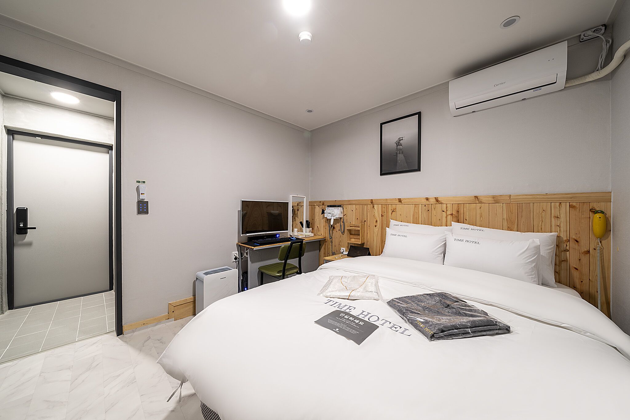 premium double room | individually decorated, individually furnished, laptop workspace