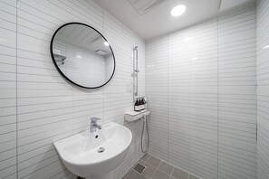 Dusche, kostenlose Toilettenartikel, Haartrockner, Bademäntel