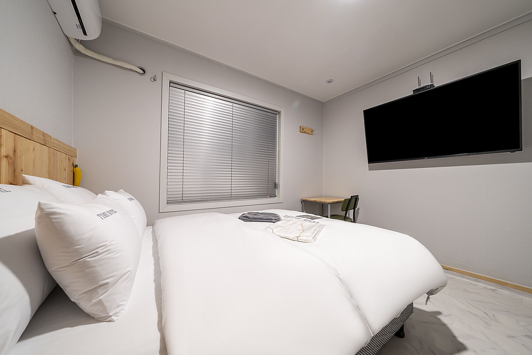 standard double room | individually decorated, individually furnished, laptop workspace