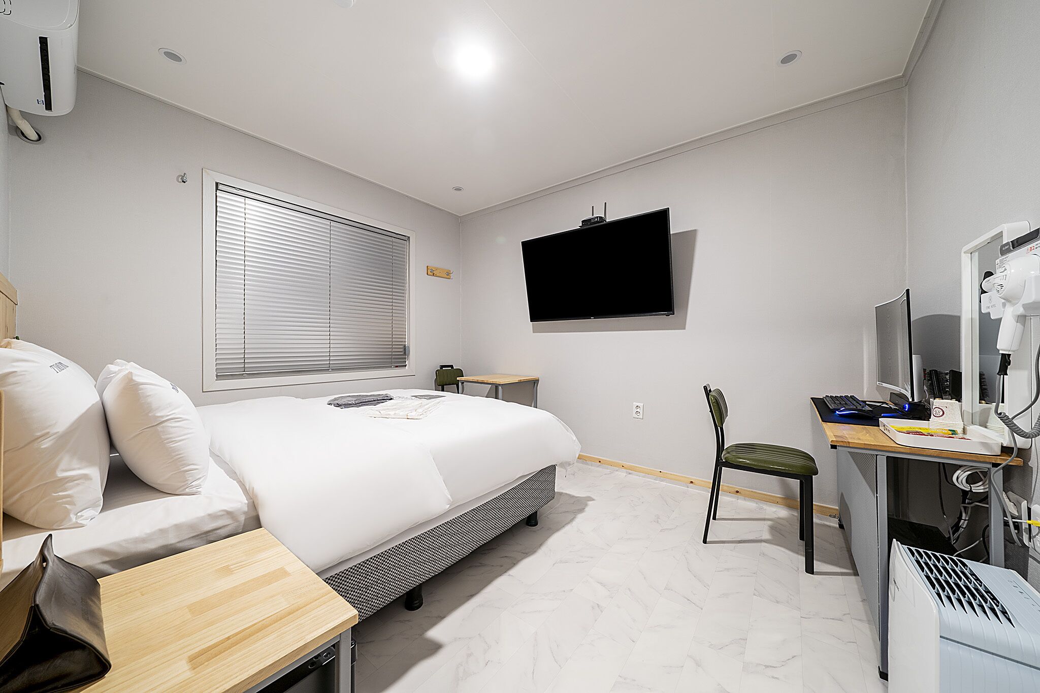 premium double room | individually decorated, individually furnished, laptop workspace