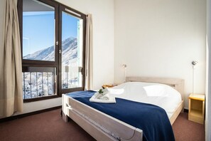 2 bedrooms, iron/ironing board, bed sheets