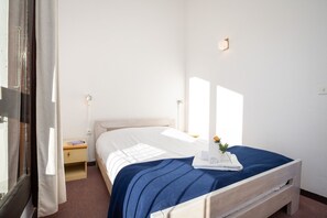 2 bedrooms, iron/ironing board, bed sheets