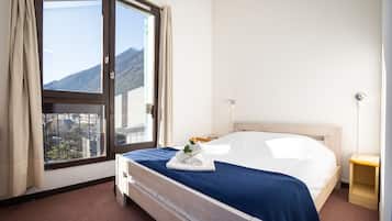 2 bedrooms, iron/ironing board, bed sheets