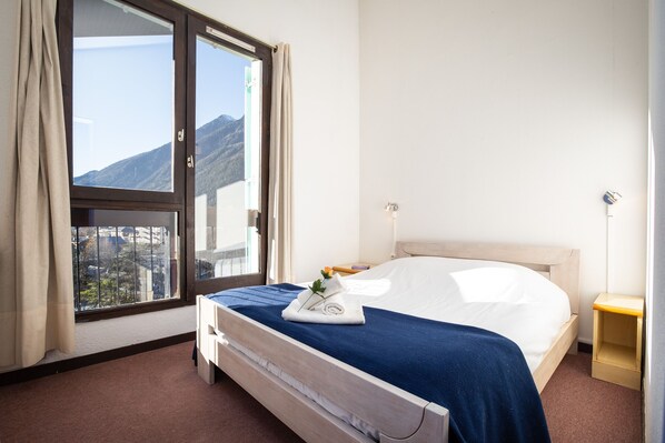 2 slaapkamers, een strijkplank/strijkijzer, beddengoed