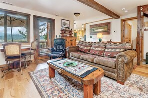 Fernseher, Kamin, Tischfußball