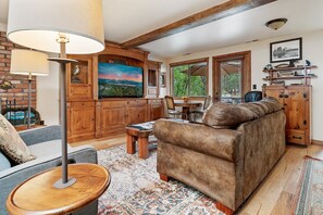 TV, fireplace, table football - Mallard Landing Lakefront - Log Cabin, Lakeside, Foosball, Lake Views (Big Bear Lake)