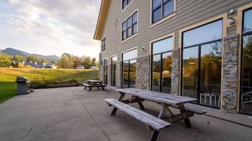 House (Just Listed! Spacious Two Bedroom Vac) | Exterior