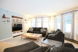 Casa (Just Listed! Spacious Two Bedroom Vac) | Exterior