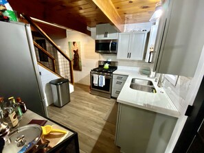 Køleskab, mikrobølgeovn, ovn, kogeplade