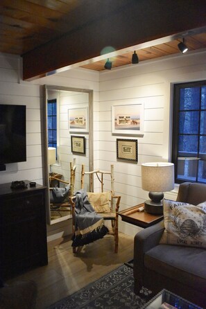 テレビ、暖炉、書庫