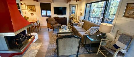 Una televisión, una chimenea, libros