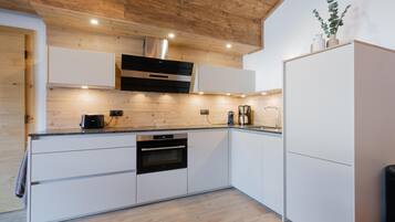 Een koelkast, een magnetron, een oven, een kookplaat