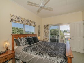 3 bedrooms, iron/ironing board, WiFi - Harbour View Haven - Pauanui Holiday Home (Pauanui)