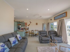 TV - Harbour View Haven - Pauanui Holiday Home (Pauanui)