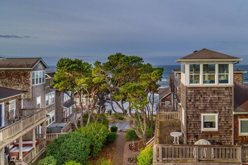 Fantastic Coastal Getaway, Open Floor Plan, Steps Away From Beach, Fireplace, BBQ, Ocean Views