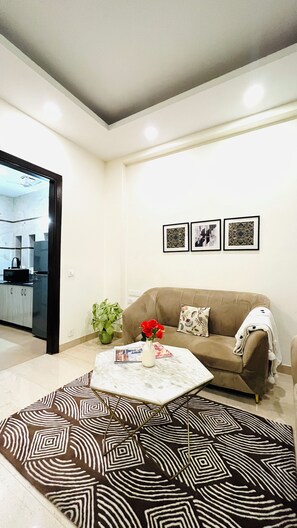 Căn hộ Tiêu chuẩn, 2 phòng ngủ | Khu phòng khách | TV LED 180-cm có truyền hình vệ tinh, TV, lò sưởi 