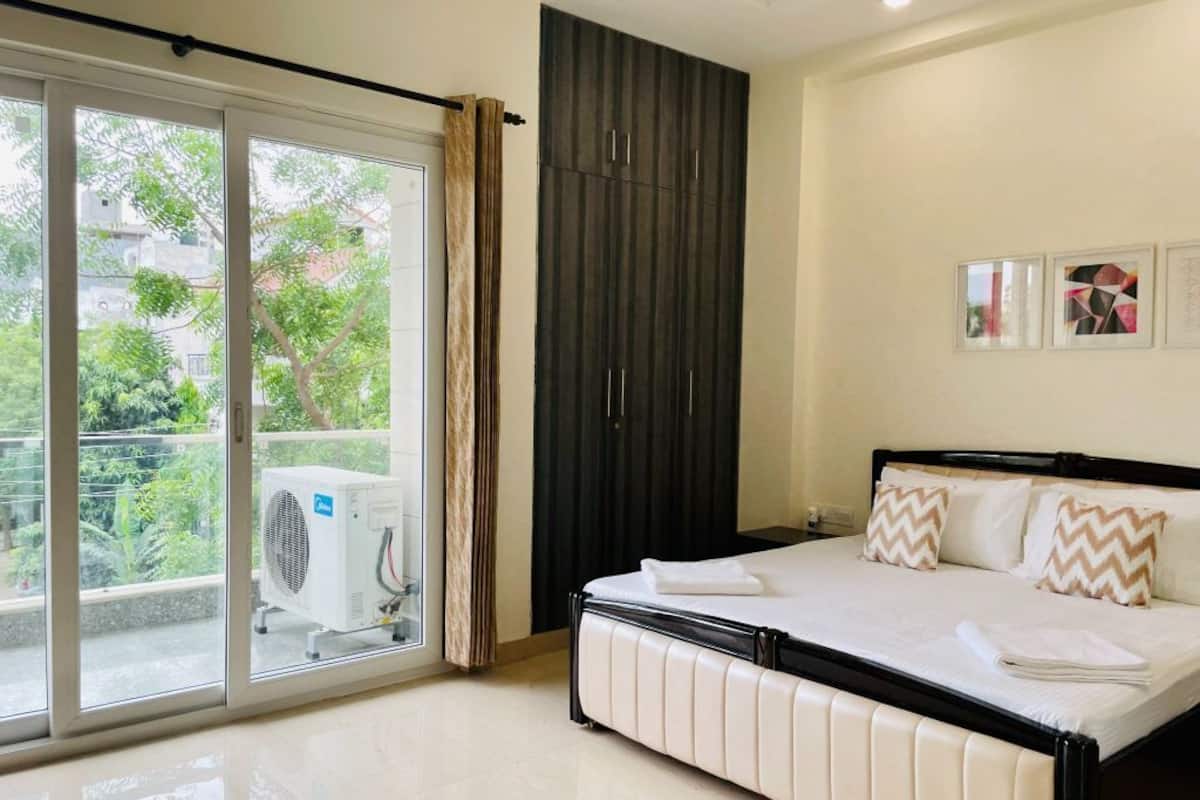 Standard Apartment, 1 Bedroom | Egyptian cotton sheets, premium bedding, in-room safe