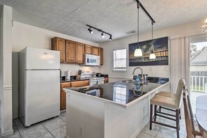 Réfrigérateur, micro-ondes, plaque de cuisson, lave-vaisselle